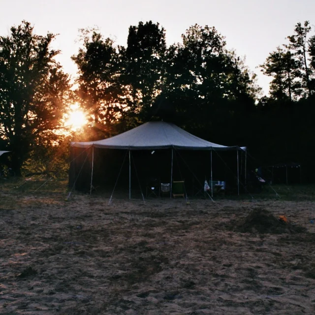 Stammes SoLa Recap: Das Standlager 🏕️

Nachdem wir uns auf dem Biberferienhof eingerichtet haben, konnten wir unseren Standlagerplatz in vollen Zügen genießen. Das hervorragende Wetter wurde für Kanuausflüge und tägliche Verbadungen genutzt. Neben Kulinarik, Jurtenkino und Buddeln bis zum Erdkern auf Seiten der Wös und Juffis konnten die Pfadis und Rover beim LKW Rave ordentlich abzappeln. Von der Hängematte aus ließ sich die ein oder andere Sternschnuppe beobachten. 

#stammessommerlager #stammeslager #sommer #mecklenburg #jurte #jurtenkino #pfadfinden #StElliimHerzen #sternschnuppe #rave #kanufahren #lagerküche #speiseplan #glückauf #rover #mäuse #ichfahrdiegroßenpötte #sonnenuntergang #hängematte #abhängen #sonne #verbadung