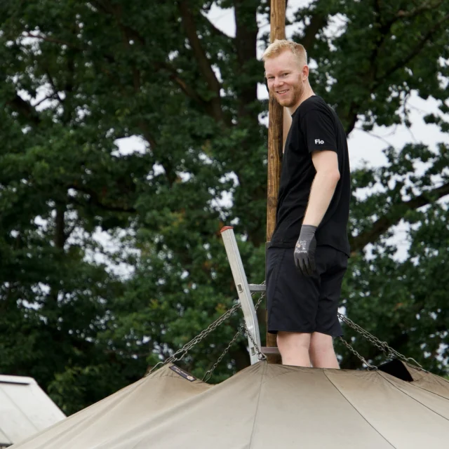 Stammes SoLa Recap: Die Verrödelung 🚛

Dieses Jahr stand wieder ein Stammessommerlager auf dem Programm. Daher haben wir uns mit 154 Leuten auf den Weg an die Mecklenburgische Seenplatte gemacht. Hier ein paar Eindrücke von der Materialschlacht, die bewältigt werden musste, dem Aufbau des Lagers und den Mengen an Lebensmitteln, die von unserem hervorragenden Küchenteam rangekarrt werden mussten. 

#stammessommerlager #stammeslager #sommer #mecklenburg #materialschlacht #witzdestages #jurte #knöpfen #pfadfinden #StElliimHerzen #sola24