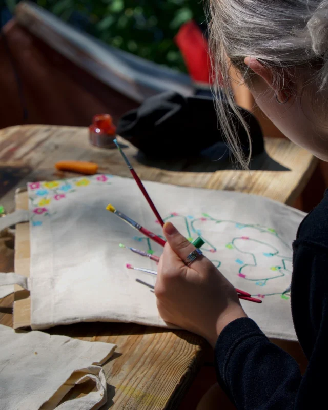 Stammes SoLa Recap: Workshops 🔨

Was wäre ein Sommerlager ohne Workshops? Genau, nur halb so spannend!💡
Dieses Jahr haben wir ordentlich was zusammen gebastelt und auch auseinandergebaut! 🔧 Von kunstvollen Armbändern bis hin zu Beef Jerky war alles dabei.🎨 Jutebeutel wurden kreativ bemalt, Origami-Figuren meisterlich gefaltet, und wer Motoren auseinandernehmen wollte, kam auch voll auf seine Kosten. 🚀 Kameras? 📸  Kein Problem! Fotografen von morgen wurden ausgebildet, während die Ingenieure von übermorgen Katapulte zusammenzimmerten. 🎯
Fazit: Ein Workshop-Mix, der uns alle zu echten Allround-Talenten gemacht hat!

#workshopwahnsinn #KreativohneEnde #action #bastelstunde #outdoor #zähwiebeefjerky #perlenparadies #armbänder #papiermagie #origami #katapultchaos #ganzschönwumms #kamerakünstler #fotografenvonmorgen #beutelbastler #vierTakt #stammessommerlager #stammeslager #sola #sommerlager #mecklenburg #pfadfinden #StElliimHerzen