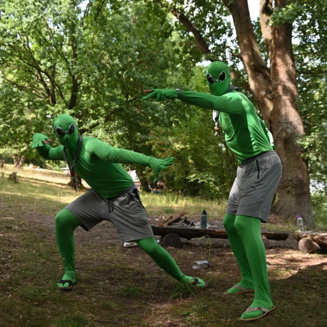 Stammes SoLa Recap: Das Geländespiel 👻

Beim Geländespiel drehte sich dieses Jahr alles um die Monsterjagd. Neben Geistern, Vampiren, Skeletten und Aliens waren Monster aller Art entkommen. In vielen kleinen Spielen mussten sich die Teilnehmenden Seile erspielen, mit denen die Monster eingefangen werden konnten. Die Monsterjäger waren für die tatkräftige Unterstützung sehr dankbar!

#stammessommerlager #stammeslager #sommer #sommer #mecklenburg #geländespiel #monsterjagd #monsterparty #alien #geist #skelett #vampir #wassermonster #plüschmonster #mumie #frankenstein #hotdogs #minispiele #auchgespensteressenhotdogs #monstermäßigerspaß